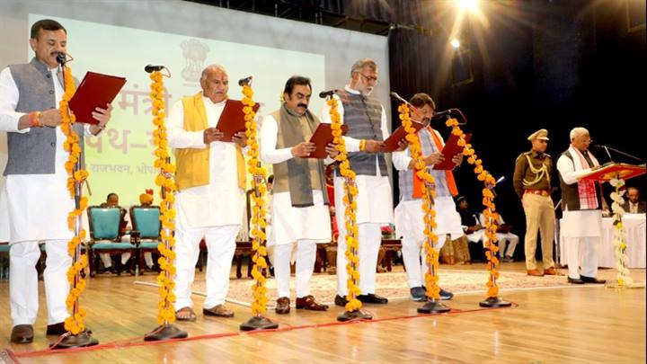 राज्यपाल श्री मंगुभाई पटेल ने नवनियुक्त मंत्रियों को दिलाई शपथ